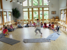 Spielende Kinder im Kreis