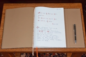 In der Kirche auf Don Bosco Jünkerath liegt ein Buch aus, in dem persönliche Gedanken notiert werden dürfen. 