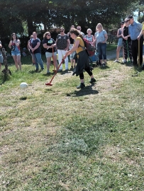 Beim Bauerngolf wird ein Lederball mit einem Schläger (Holzschuh mit Besenstiel) von Loch zu Loch gespielt.