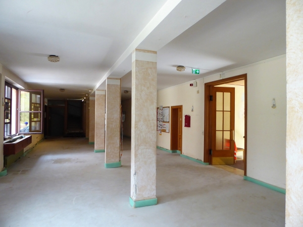 Der Umbau des Eingangsbereichs läuft, hier der Hauptflur.