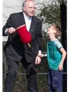 Bruder Moritz Oswald mit einem Jungen