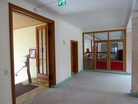 Der Umbau des Eingangsbereichs läuft, hier der Haupteingang.